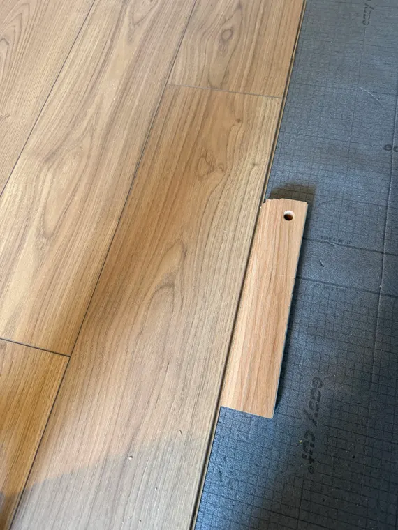 Tapping block used at the end of a board to close the joint